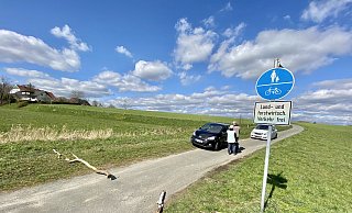 Fußgänger konfrontieren Autofahrer auf dem Müllerweg in Schweicheln-Bermbeck. Dort dürfen außer Anliegern und Landwirtschaftsverkehr keine Fahrzeuge fahren. - Alexander Jenniches Fußgänger konfrontieren Autofahrer auf dem Müllerweg in Schweicheln-Bermbeck. Dort dürfen außer Anliegern und Landwirtschaftsverkehr keine Fahrzeuge fahren. - Alexander Jenniches