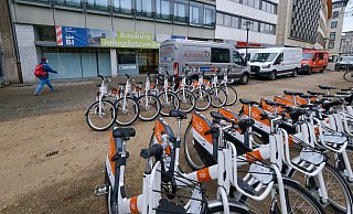 Die Leih-Räder stehen schon davor: Das derzeitige Jahnplatz-Baubüro am Niederwall könnte das neue Fahrrad-Parkhaus am Niederwall werden. Eine oberirdische Lösung. - Foto: Andreas Zobe/NW Die Leih-Räder stehen schon davor: Das derzeitige Jahnplatz-Baubüro am Niederwall könnte das neue Fahrrad-Parkhaus am Niederwall werden. Eine oberirdische Lösung. - Foto: Andreas Zobe/NW