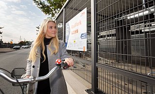 Trotz der angebotenen „Radparks" parken viele Pendler ihre Fahrräder einfach am Zaun am Bahnhof. - Oliver Krato Trotz der angebotenen „Radparks" parken viele Pendler ihre Fahrräder einfach am Zaun am Bahnhof. - Oliver Krato