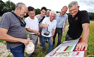 Alberto Gil Toja (v. l.) aus Spanienund Yuanyuan Zheng aus China sind Auditoren der UNESCO und nehmen in OWL "Terra.vita"-Projekte unter die Lupe. Erklärungen zum Bergmannsweg gibt es von Tobias Fischer, Hans Bluel, Jürgen Benne, Christian Höcker und Hartmus Escher. - Barbara Franke Alberto Gil Toja (v. l.) aus Spanienund Yuanyuan Zheng aus China sind Auditoren der UNESCO und nehmen in OWL "Terra.vita"-Projekte unter die Lupe. Erklärungen zum Bergmannsweg gibt es von Tobias Fischer, Hans Bluel, Jürgen Benne, Christian Höcker und Hartmus Escher. - Barbara Franke