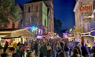 Je später der Abend desto munterer wurden die Volksfest-Besucher – hier im Schatten von Münster und Rathaus. - Frank-Michael Kiel-Steinkamp Je später der Abend desto munterer wurden die Volksfest-Besucher – hier im Schatten von Münster und Rathaus. - Frank-Michael Kiel-Steinkamp