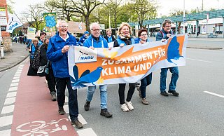 Nach dem Auftakt vor dem Kreishaus macht sich die Demonstration auf den Weg durch die Stadt. Die Teilnehmer fordern ein Ende des Flächenverbrauchs und mehr Naturschutz. - Ralf Bittner Nach dem Auftakt vor dem Kreishaus macht sich die Demonstration auf den Weg durch die Stadt. Die Teilnehmer fordern ein Ende des Flächenverbrauchs und mehr Naturschutz. - Ralf Bittner
