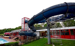Seit mehreren Monaten ist das Aqua Fun in Kirchlengern dicht. Ob das alte Bad nochmal öffnet, müssen die Kommunalpolitiker entscheiden. - Niklas Krämer Seit mehreren Monaten ist das Aqua Fun in Kirchlengern dicht. Ob das alte Bad nochmal öffnet, müssen die Kommunalpolitiker entscheiden. - Niklas Krämer