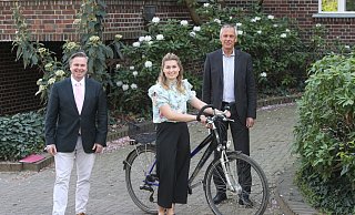 Bürgermeister Tim Kähler (l.) und Beigeordneter Peter Böhm stellten am Freitag die neue Radverkehrsbeauftragte der Stadt Herford, Frauke Heidemann, vor. - Peter Steinert Bürgermeister Tim Kähler (l.) und Beigeordneter Peter Böhm stellten am Freitag die neue Radverkehrsbeauftragte der Stadt Herford, Frauke Heidemann, vor. - Peter Steinert