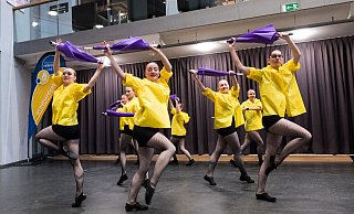 Tänzerinnen der Ballettschule Witte zeigen im Elsbach-Haus Shownummern zur Musik von „Singin’ in the Rain“ aber auch Ballett. - Ralf Bittner Tänzerinnen der Ballettschule Witte zeigen im Elsbach-Haus Shownummern zur Musik von „Singin’ in the Rain“ aber auch Ballett. - Ralf Bittner