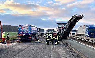 Der Bauarbeiter wurde tödlich verletzt, als er von einem rückwärts fahrenden Tankwagen erfasst und überrollt wurde. - Ralph Meyer Der Bauarbeiter wurde tödlich verletzt, als er von einem rückwärts fahrenden Tankwagen erfasst und überrollt wurde. - Ralph Meyer