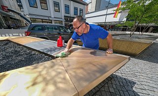Yavuz Melek von der Firma Eikin Professional Surface Protection Systems reinigt zunächst die oberen Messingflächen, um sie dann zu versiegeln. - Andreas Zobe Yavuz Melek von der Firma Eikin Professional Surface Protection Systems reinigt zunächst die oberen Messingflächen, um sie dann zu versiegeln. - Andreas Zobe
