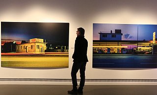 Kurator Markus Runte betrachtet ein Bild der Detmolder Straße aus den 80er Jahren. Daneben ist ein Blick auf eine Tankstelle an der Bahnhofstraße. - Holger Kosbab Kurator Markus Runte betrachtet ein Bild der Detmolder Straße aus den 80er Jahren. Daneben ist ein Blick auf eine Tankstelle an der Bahnhofstraße. - Holger Kosbab