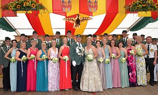 Prachtvoll: Königspaar André I. und Kirsten I. Nordmann präsentieren ihr Throngefolge. - Birgit Vredenburg Prachtvoll: Königspaar André I. und Kirsten I. Nordmann präsentieren ihr Throngefolge. - Birgit Vredenburg