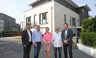 Neubau: (v. l.) Bürgermeister Ulrich Berger, Investor Jörg Schlune, Pia Engemann (Villa Lebenswerk), Architekt Walter Schonland und der kaufmännische Leiter Engelbert Trisch. - Johannes Büttner Neubau: (v. l.) Bürgermeister Ulrich Berger, Investor Jörg Schlune, Pia Engemann (Villa Lebenswerk), Architekt Walter Schonland und der kaufmännische Leiter Engelbert Trisch. - Johannes Büttner