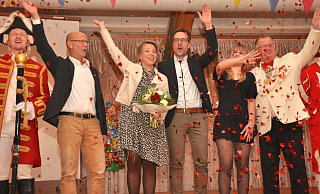 Das neue Prinzenpaar Jürgen Streitbürger und Stephanie Rohde (Mitte), begleitet von Hofmarschall Michael Peine (von links), Prinzenführer Olaf Schröbler sowie den Proklamatoren Alina Streitbürger und Josef Galler. - Helga Krooß Das neue Prinzenpaar Jürgen Streitbürger und Stephanie Rohde (Mitte), begleitet von Hofmarschall Michael Peine (von links), Prinzenführer Olaf Schröbler sowie den Proklamatoren Alina Streitbürger und Josef Galler. - Helga Krooß
