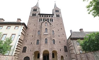 Als Motiv mit Wiedererkennungswert ist die Silhouette der Doppelturmfassade des karolingischen Sakralbaus auf dem Logo des Fördervereins zu sehen. - Troels Rasmussen Als Motiv mit Wiedererkennungswert ist die Silhouette der Doppelturmfassade des karolingischen Sakralbaus auf dem Logo des Fördervereins zu sehen. - Troels Rasmussen