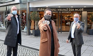 Uwe Seibel (Vorsitzender der Werbegemeinschaft, (v. l.), Carmen Keuper (Marketing Textilhaus Klingenthal) und Daniel Lükel (Geschäftsleiter Textilhaus Klingenthal Paderborn) präsentieren die Weihnachtstaler. - Heiko Appelbaum Uwe Seibel (Vorsitzender der Werbegemeinschaft, (v. l.), Carmen Keuper (Marketing Textilhaus Klingenthal) und Daniel Lükel (Geschäftsleiter Textilhaus Klingenthal Paderborn) präsentieren die Weihnachtstaler. - Heiko Appelbaum
