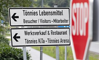 Beim Schlachtereibetrieb Tönnies in Rheda-Wiedenbrück sind seit Anfang der Woche Hunderte Mitarbeiter positiv auf das Coronavirus getestet worden. - picture alliance/dpa Beim Schlachtereibetrieb Tönnies in Rheda-Wiedenbrück sind seit Anfang der Woche Hunderte Mitarbeiter positiv auf das Coronavirus getestet worden. - picture alliance/dpa