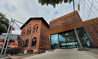 Am Bünder Bahnhof wird auch nach der Eröffnung des Gebäudes weiter gearbeitet. - Florian Weyand Am Bünder Bahnhof wird auch nach der Eröffnung des Gebäudes weiter gearbeitet. - Florian Weyand