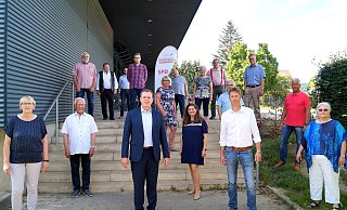 der frisch als Bewerber aufgestellte Wiederbewerber um das Amt des Bürgermeisters, Bernd Rührup (vorne, 3.v.l. mit Spitzenkandidat Frank Picker, 5.v.l.) und die Bewerber um den Gemeinderat (die ersten 16 Plätze) - Michael Grundmeier der frisch als Bewerber aufgestellte Wiederbewerber um das Amt des Bürgermeisters, Bernd Rührup (vorne, 3.v.l. mit Spitzenkandidat Frank Picker, 5.v.l.) und die Bewerber um den Gemeinderat (die ersten 16 Plätze) - Michael Grundmeier