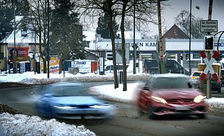 Die zwei nebeneinander verlaufenden Fahrspuren der B 61 verleiten leichtsinnige Autofahrer offenbar immer wieder dazu, bei illegalen Rennen ihre Kräfte zu messen. - Andreas Frücht Die zwei nebeneinander verlaufenden Fahrspuren der B 61 verleiten leichtsinnige Autofahrer offenbar immer wieder dazu, bei illegalen Rennen ihre Kräfte zu messen. - Andreas Frücht