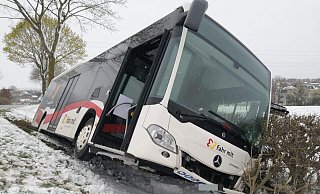 Der Bus geriet in den Straßengraben. - Burkhard Battran Der Bus geriet in den Straßengraben. - Burkhard Battran