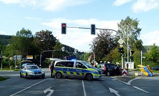 Der 27-jährige Skoda-Fahrer wurde zur Behandlung ins Lübbecker Krankenhaus gebracht. - Polizei Minden-Lübbecke Der 27-jährige Skoda-Fahrer wurde zur Behandlung ins Lübbecker Krankenhaus gebracht. - Polizei Minden-Lübbecke