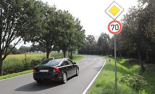 Die Autofahrer müssen ihre Geschwindigkeit auf der Häger Straße drosseln. Kurz nachdem der Radweg (hier auf der rechten Seite) auffhört und die Radfahrer auf die Straße geführt werden, ist ab sofort Tempo 50. - Dirk Windmöller Die Autofahrer müssen ihre Geschwindigkeit auf der Häger Straße drosseln. Kurz nachdem der Radweg (hier auf der rechten Seite) auffhört und die Radfahrer auf die Straße geführt werden, ist ab sofort Tempo 50. - Dirk Windmöller
