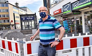 Nach Vandalismus an der Front seines Geschäfts hat Jürgen Beckmann vom Traditionsgeschäft Riemeier sein Logo in edlem Grau neu aufgelegt. - Barbara Franke Nach Vandalismus an der Front seines Geschäfts hat Jürgen Beckmann vom Traditionsgeschäft Riemeier sein Logo in edlem Grau neu aufgelegt. - Barbara Franke