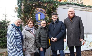 Heike Pötzke (v,l.), Irmtraud Christoph, Ingrit Schley, Thorsten Pohle und Frank Meyer wollen am Stand des Lions Clubs möglichst viel Glühwein und Punsch verkaufen. - Heidi Froreich Heike Pötzke (v,l.), Irmtraud Christoph, Ingrit Schley, Thorsten Pohle und Frank Meyer wollen am Stand des Lions Clubs möglichst viel Glühwein und Punsch verkaufen. - Heidi Froreich