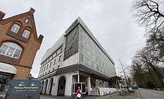 Eine schwarze Folie schützt seit dem Wochenende die bröckelnde Fassade des ehemaligen Hotels. Wann dort die Bauarbeiten beginnen können ist derzeit noch unklar. - Nicole Sielermann Eine schwarze Folie schützt seit dem Wochenende die bröckelnde Fassade des ehemaligen Hotels. Wann dort die Bauarbeiten beginnen können ist derzeit noch unklar. - Nicole Sielermann