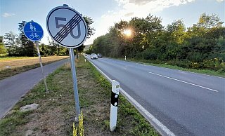 Ab wo gilt 50 am Ortseingang? Ab wo nicht mehr am Ortsausgang? Zur Beantwortung der letzten Frage hat die Stadt zumindest in Richtung Dalhausen jetzt ein Schild aufgestellt, dass Tempo 50 aufgehoben ist. - Simone Flörke Ab wo gilt 50 am Ortseingang? Ab wo nicht mehr am Ortsausgang? Zur Beantwortung der letzten Frage hat die Stadt zumindest in Richtung Dalhausen jetzt ein Schild aufgestellt, dass Tempo 50 aufgehoben ist. - Simone Flörke