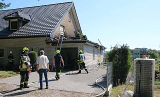 Als Brandursache kommt in einer Mülltonne entsorgte, noch nicht endgültig ausgekühlte Grillkohle in Betracht. - Feuerwehr Hövelhof Als Brandursache kommt in einer Mülltonne entsorgte, noch nicht endgültig ausgekühlte Grillkohle in Betracht. - Feuerwehr Hövelhof