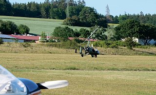 Auf der Graspiste: Der total beschädigte Tragschrauber, mit dem der 57-jährige Pilot unverletzt gelandet war. - Ralph Meyer Auf der Graspiste: Der total beschädigte Tragschrauber, mit dem der 57-jährige Pilot unverletzt gelandet war. - Ralph Meyer