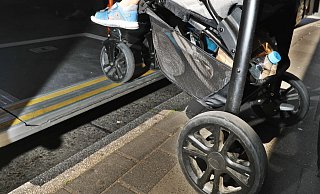 Eltern mit Kinderwagen können dem Busfahrer künftig per App signalisieren, dass er bitte besonders aufmerksam ist an der Haltestelle. - Sarah Jonek Eltern mit Kinderwagen können dem Busfahrer künftig per App signalisieren, dass er bitte besonders aufmerksam ist an der Haltestelle. - Sarah Jonek