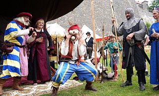 Der Hofnarr und Jongleur amüsiert die adelige Gesellschaft. - Peter Unger Der Hofnarr und Jongleur amüsiert die adelige Gesellschaft. - Peter Unger