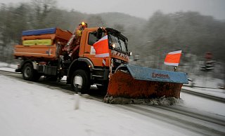 Seit 4 Uhr früh ist der Winterdienst Bielefeld unterwegs und kämpft gegen Schnee und Eis. - Symbolfoto: Tyler Larkin Seit 4 Uhr früh ist der Winterdienst Bielefeld unterwegs und kämpft gegen Schnee und Eis. - Symbolfoto: Tyler Larkin