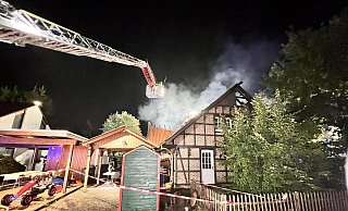 Ein Großbrand im Gütersloher Stadtteil Avenwedde hielt in der Nacht zu Sonntag die Feuerwehr in Atem. Ein Fachwerkhaus stand in Flammen. Verletzt wurde niemand - es entstand ein Sachschaden in Höhe von mehreren hundertausend Euro. - Thorsten Heß Ein Großbrand im Gütersloher Stadtteil Avenwedde hielt in der Nacht zu Sonntag die Feuerwehr in Atem. Ein Fachwerkhaus stand in Flammen. Verletzt wurde niemand - es entstand ein Sachschaden in Höhe von mehreren hundertausend Euro. - Thorsten Heß