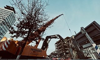 Der Riesenbagger zerlegt mit seinem Greifer das Parkhaus am Kesselbrink. - Stefan Becker Der Riesenbagger zerlegt mit seinem Greifer das Parkhaus am Kesselbrink. - Stefan Becker