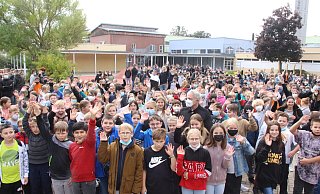 Zusammen haben die Schüler der Realschule Steinheim beim Spendenlauf eine Strecke von 4.000 Kilometer zurückgelegt. - Burkhard Battran Zusammen haben die Schüler der Realschule Steinheim beim Spendenlauf eine Strecke von 4.000 Kilometer zurückgelegt. - Burkhard Battran