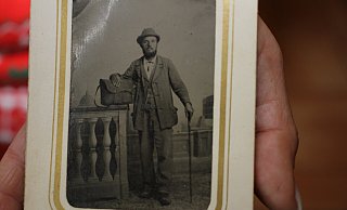 In einem Fotoatelier an der Piazza Pia in Rom entsteht 1897 diese Aufnahme des wandernden Warburgers Dionys Hartmann. - Dieter Scholz In einem Fotoatelier an der Piazza Pia in Rom entsteht 1897 diese Aufnahme des wandernden Warburgers Dionys Hartmann. - Dieter Scholz