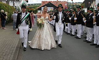 Das Königspaar Steffen Löper und Nora Rosensträter mit Adjutant Janik Stork (l.). - Johannes Büttner Das Königspaar Steffen Löper und Nora Rosensträter mit Adjutant Janik Stork (l.). - Johannes Büttner