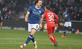 DSC-Kapitän Mael Corboz marschierte mit seiner Leistung vorweg, erzielte sogar ein Tor, sprach nach dem Remis gegen Haching aber auch Klartext. - Oliver Krato DSC-Kapitän Mael Corboz marschierte mit seiner Leistung vorweg, erzielte sogar ein Tor, sprach nach dem Remis gegen Haching aber auch Klartext. - Oliver Krato