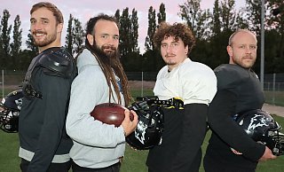 Vier Wolves-Urgesteine, die mit dem Aufstieg in die 2. Liga ihre bisherige Karriere krönen wollen: Christopher Bannert (von links), Jan-Christian Schmale, Luca Wöbking und Johnny Muster. MT-Foto: - Thomas Kühlmann Vier Wolves-Urgesteine, die mit dem Aufstieg in die 2. Liga ihre bisherige Karriere krönen wollen: Christopher Bannert (von links), Jan-Christian Schmale, Luca Wöbking und Johnny Muster. MT-Foto: - Thomas Kühlmann