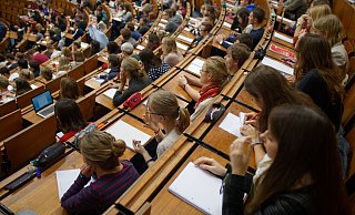 Studenten und Studentinnen verfolgen eine Vorlesung. - Swen Pförtner/dpa Studenten und Studentinnen verfolgen eine Vorlesung. - Swen Pförtner/dpa