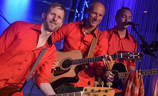 Homogene Gitarrencombo: Die Mitglieder der hessischen Gruppe "Whitsuntide" stehen auf die Farbe Rot. - Dietmar Gröbing Homogene Gitarrencombo: Die Mitglieder der hessischen Gruppe "Whitsuntide" stehen auf die Farbe Rot. - Dietmar Gröbing