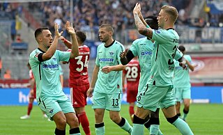 Felix Platte (r.), der hier mit Julian Justvan seinen Treffer beim Gastspiel in Düsseldorf bejubelt, ist wieder einsatzbereit und hofft auf einen Startelfplatz gegen Hannover. Selbiges gilt für seine Offensivkollegen Robert Leipertz (hinten) und Sirlord Conteh (verdeckt). - IMAGO/Ulrich Hufnagel Felix Platte (r.), der hier mit Julian Justvan seinen Treffer beim Gastspiel in Düsseldorf bejubelt, ist wieder einsatzbereit und hofft auf einen Startelfplatz gegen Hannover. Selbiges gilt für seine Offensivkollegen Robert Leipertz (hinten) und Sirlord Conteh (verdeckt). - IMAGO/Ulrich Hufnagel