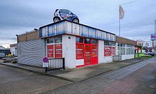 Noch parkt das Werbe-Auto einer Autolackiererei auf dem neuen Ladengeschäft mit Industriecharme in Nähe des Bauhaus-Baumarkts. Die Eckendorfer Straße ist Bielefelds Fast-Food-Meile. - Andreas Zobe Noch parkt das Werbe-Auto einer Autolackiererei auf dem neuen Ladengeschäft mit Industriecharme in Nähe des Bauhaus-Baumarkts. Die Eckendorfer Straße ist Bielefelds Fast-Food-Meile. - Andreas Zobe