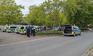 Mehrere Polizeiwagen sammeln sich am Porta-Bad in Hausberge. - Janina Schrader Mehrere Polizeiwagen sammeln sich am Porta-Bad in Hausberge. - Janina Schrader