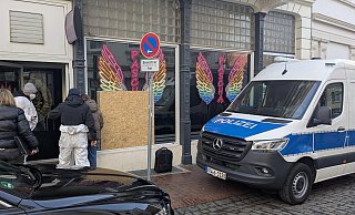Kriminaltechniker sichern Beweise am mutmaßlichen Brandanschlagsort einer Shisha-Bar in der Simeonstraße in Minden. MT-Foto: - Janina Schrader Kriminaltechniker sichern Beweise am mutmaßlichen Brandanschlagsort einer Shisha-Bar in der Simeonstraße in Minden. MT-Foto: - Janina Schrader