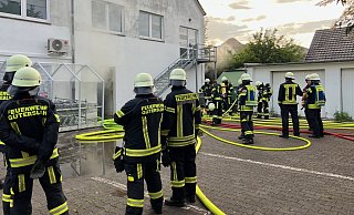 Die Feuerwehrkräfte waren schnell zur Stelle am Brand an der Neuenkirchner Straße in Gütersloh. - Thorsten Heß Die Feuerwehrkräfte waren schnell zur Stelle am Brand an der Neuenkirchner Straße in Gütersloh. - Thorsten Heß