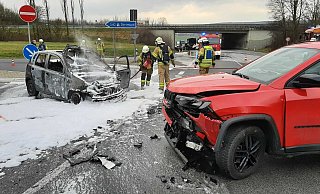 Der schwarze Kleinwagen der Warburgerin ging nach der Kollision in Flammen auf. - Dieter Scholz Der schwarze Kleinwagen der Warburgerin ging nach der Kollision in Flammen auf. - Dieter Scholz