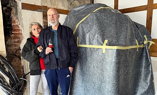 Patricia Bötte-Pastor und Thorsten Bötte stehen in ihrem komplett leer geräumten Restaurant in Verl im Kreis Gütersloh. Nur der Pizzaofen aus Stein ist - gut verpackt - noch da. In der Wand klafft ein riesiges Loch. - Markus Voss Patricia Bötte-Pastor und Thorsten Bötte stehen in ihrem komplett leer geräumten Restaurant in Verl im Kreis Gütersloh. Nur der Pizzaofen aus Stein ist - gut verpackt - noch da. In der Wand klafft ein riesiges Loch. - Markus Voss