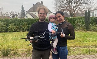 Sebastian und Juliana Frensemeier - hier mit Töchterchen Amira (16 Monate) - haben im Kreis Gütersloh die Firma "JS Drone-Power" gegründet. - Markus Voss Sebastian und Juliana Frensemeier - hier mit Töchterchen Amira (16 Monate) - haben im Kreis Gütersloh die Firma "JS Drone-Power" gegründet. - Markus Voss